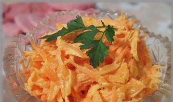 लहसुन के साथ सरल गाजर और पनीर सलाद की रेसिपी